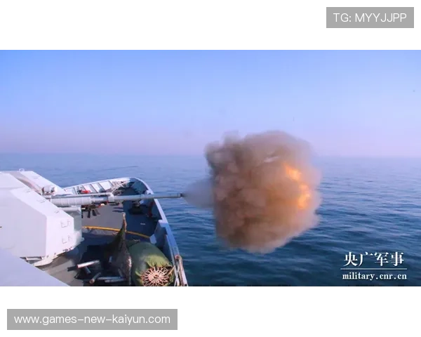 冲浪爱好者用无人机拍出“海上天使”画面